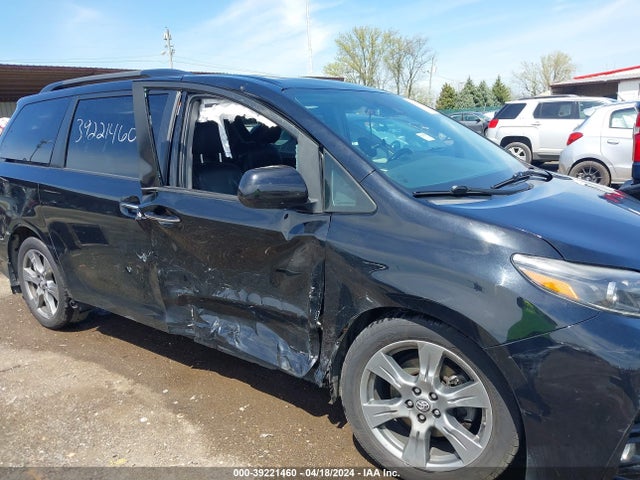 39221460 :رقم المزاد ، 5TDXZ3DC7JS949294 vin ، 2018 Toyota Sienna Se Premium 8 Passenger مزاد بيع