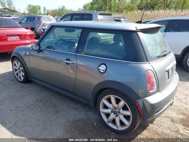 2006 MINI COOPER S WMWRE33566TN26431 Photo 2