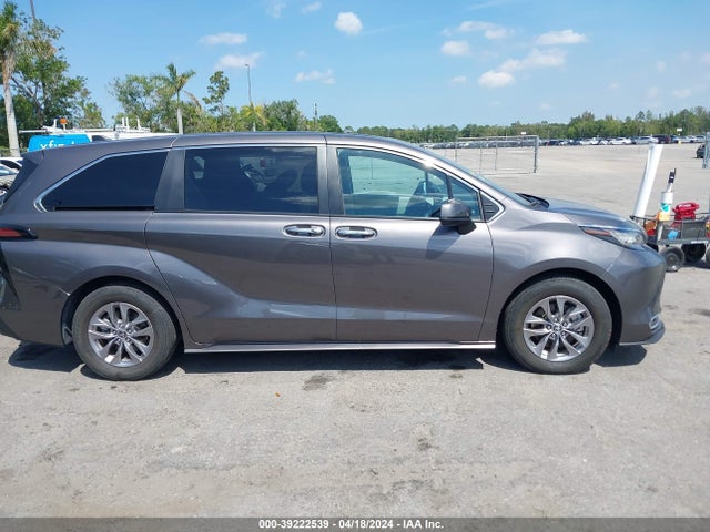 Toyota SIENNA XLE 2022 5TDYRKEC4NS125210 Image 13