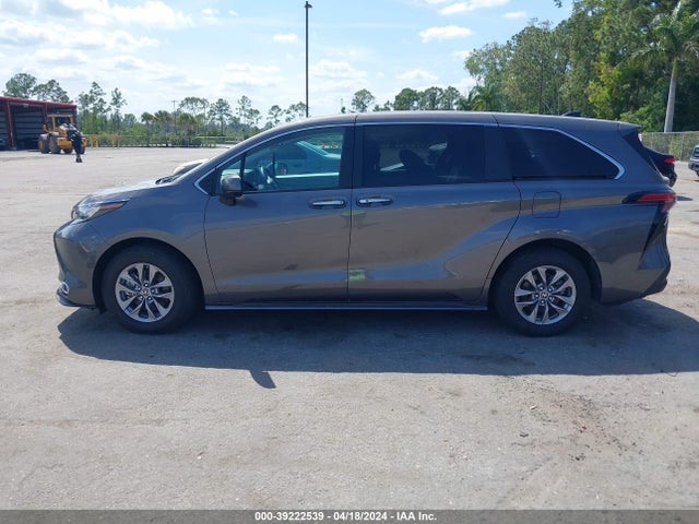Toyota SIENNA XLE 2022 5TDYRKEC4NS125210 Image 14