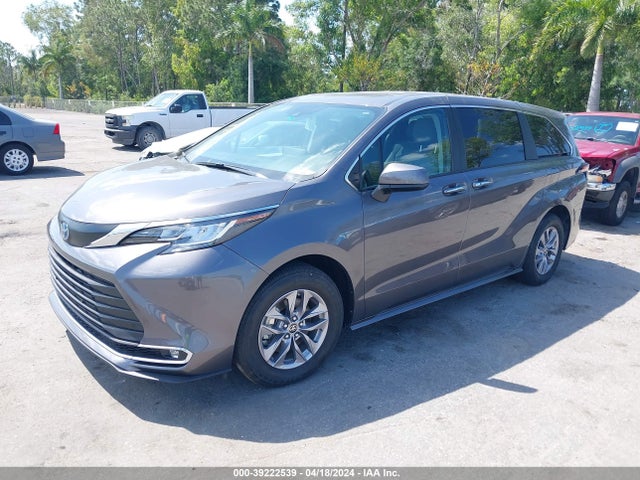 Toyota SIENNA XLE 2022 5TDYRKEC4NS125210 Image 2