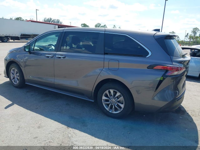 Toyota SIENNA XLE 2022 5TDYRKEC4NS125210 Image 3
