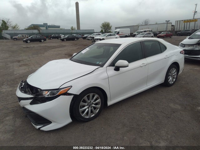 Toyota CAMRY LE 2018 4T1B11HK8JU036199 Image 2