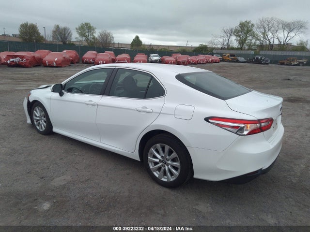 Toyota CAMRY LE 2018 4T1B11HK8JU036199 Image 3