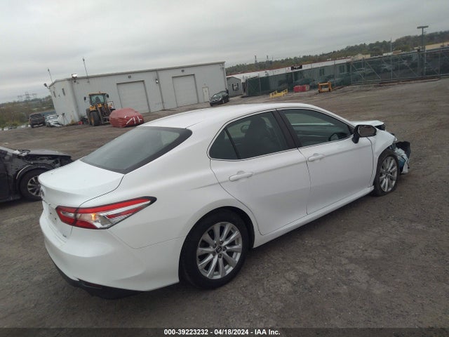 Toyota CAMRY LE 2018 4T1B11HK8JU036199 Image 4