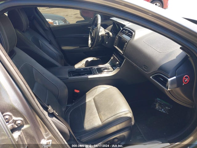 2018 JAGUAR XE SAJAL4FX6JCP19424 Photo 4