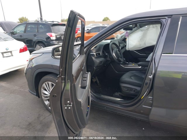 Toyota Highlander Platinum 2022 5TDFZRAH2NS122307 Image 5