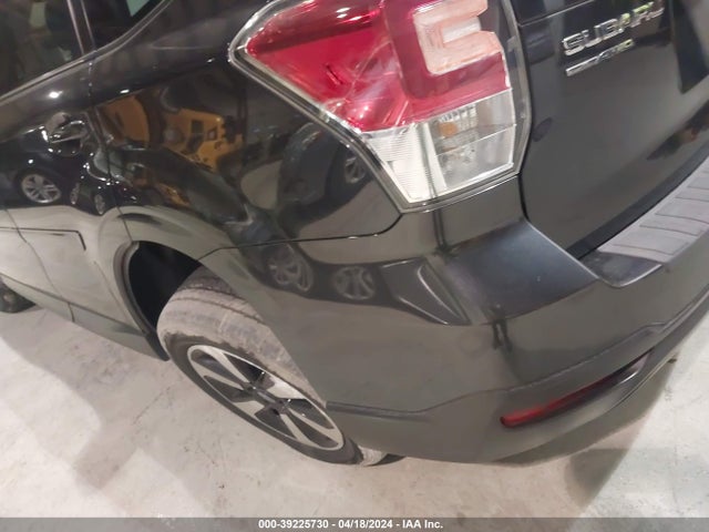 Subaru Forester 2.5i Premium 2018 JF2SJAGC0JH555000 Image 19