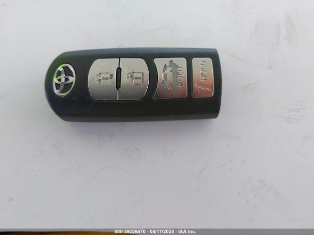 3MYDLBYV2KY522756 Toyota YARIS LE