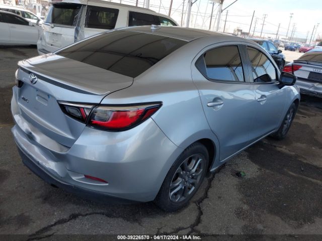 3MYDLBYV2KY522756 Toyota YARIS LE