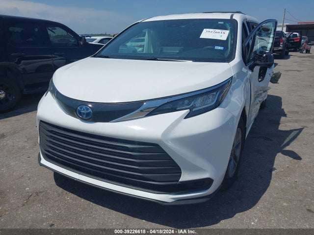 Toyota SIENNA LE 2023 5TDKRKEC2PS145206 Image 2