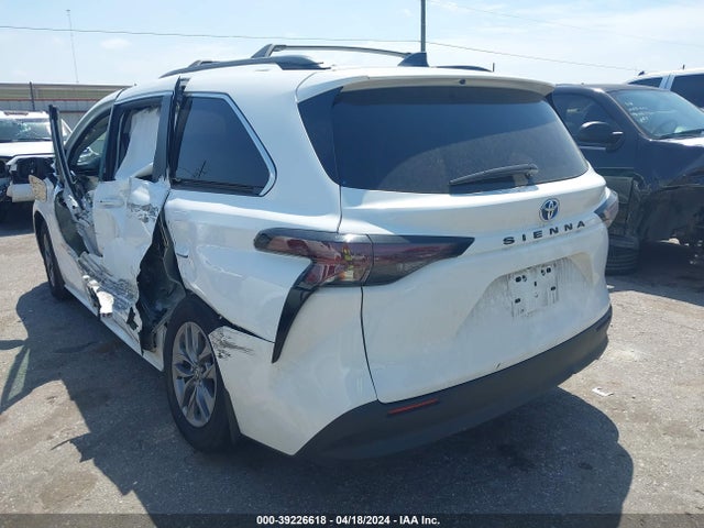 Toyota SIENNA LE 2023 5TDKRKEC2PS145206 Image 3