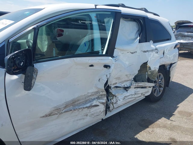 Toyota SIENNA LE 2023 5TDKRKEC2PS145206 Image 6