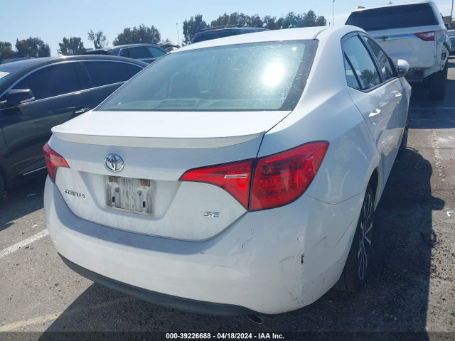 Toyota COROLLA SE 2018 5YFBURHE9JP853411 Image 16