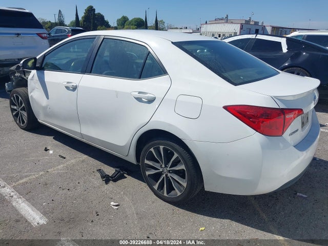 Toyota COROLLA SE 2018 5YFBURHE9JP853411 Image 3