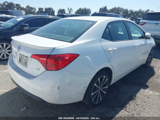 Toyota COROLLA SE 2018 5YFBURHE9JP853411 Image 4