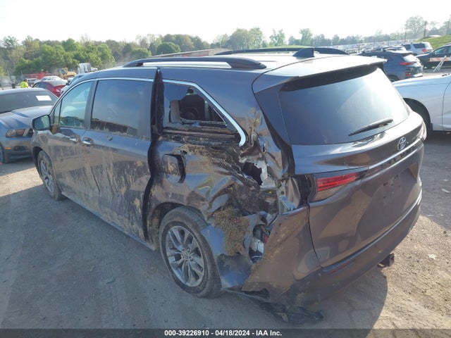 Toyota SIENNA XLE 2022 5TDJRKEC4NS134751 Image 3