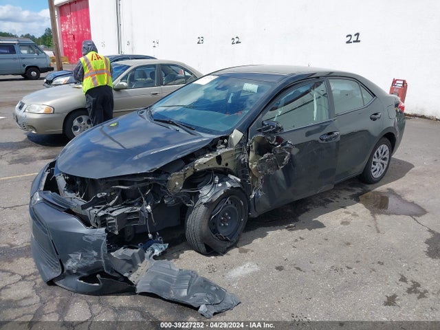 Toyota COROLLA LE 2018 2T1BURHE4JC055110 Image 2