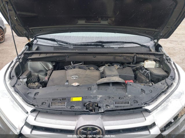 Toyota Highlander Le Plus 2018 5TDBZRFH1JS485666 Image 10