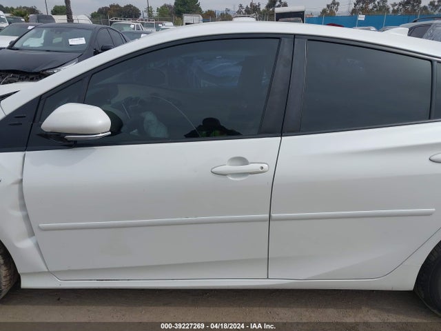 Toyota Prius Two 2018 JTDKBRFU8J3058200 Image 14