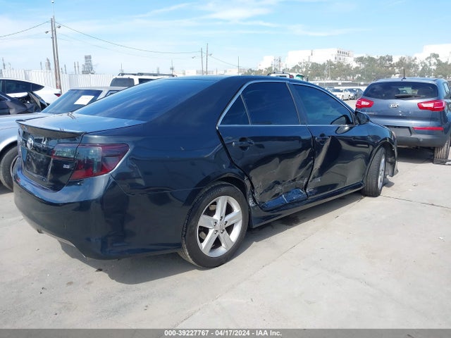 39227767 :رقم المزاد ، 4T1BF1FK1EU729805 vin ، 2014 Toyota Camry Se مزاد بيع
