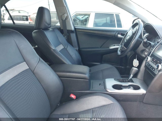 39227767 :رقم المزاد ، 4T1BF1FK1EU729805 vin ، 2014 Toyota Camry Se مزاد بيع
