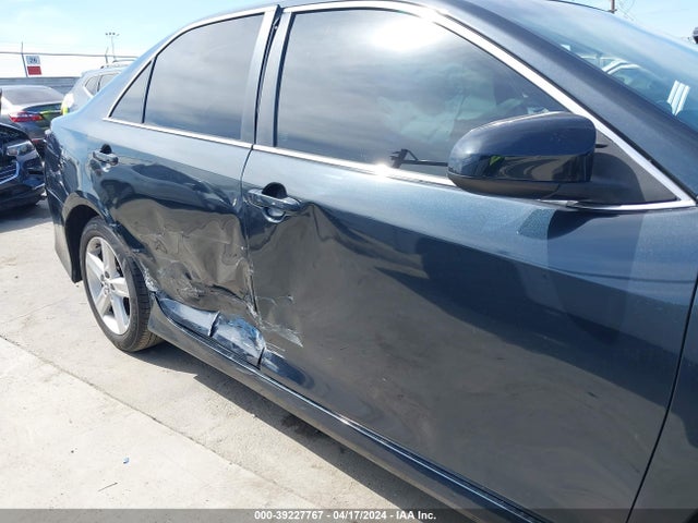 39227767 :رقم المزاد ، 4T1BF1FK1EU729805 vin ، 2014 Toyota Camry Se مزاد بيع