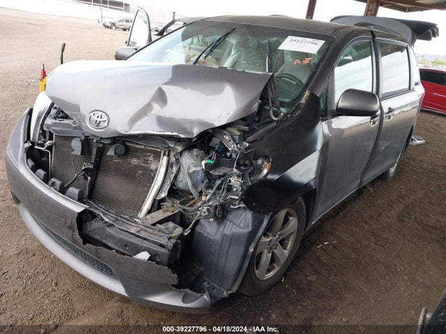 Toyota Sienna Le 8 Passenger 2017 5TDKZ3DC9HS820980 Image 2