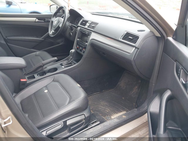1VWAT7A36FC025812 Volkswagen Passat 1.8t Wolfsburg Edition