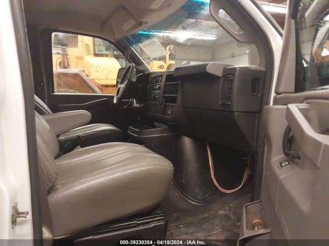 Chevrolet Express 2500 Work Van 2017 1GCWGAFF3H1313962 Image 5