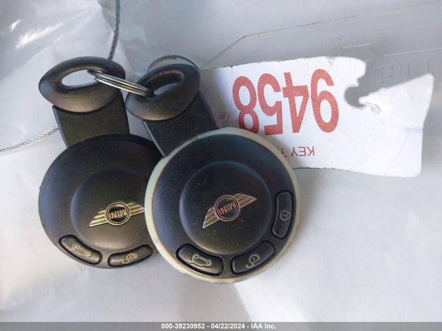2010 MINI COOPER WMWMF3C56ATZ61854 Photo 10