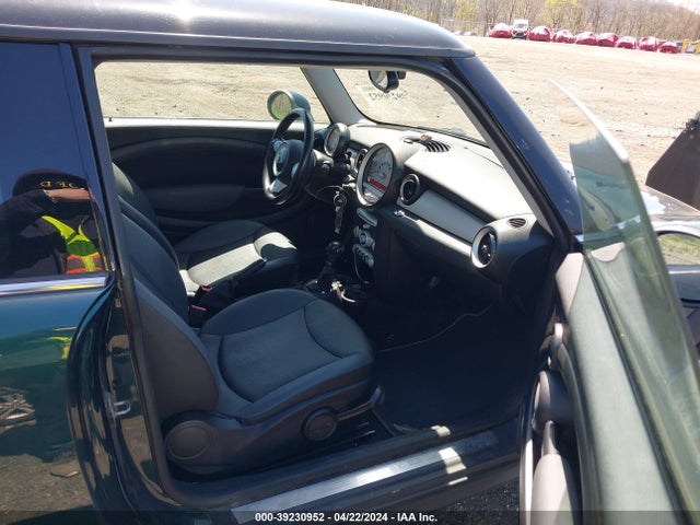 2010 MINI COOPER WMWMF3C56ATZ61854 Photo 4