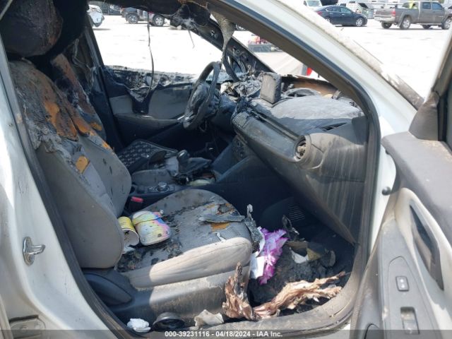 3MYDLBYV6KY503997 Toyota YARIS LE
