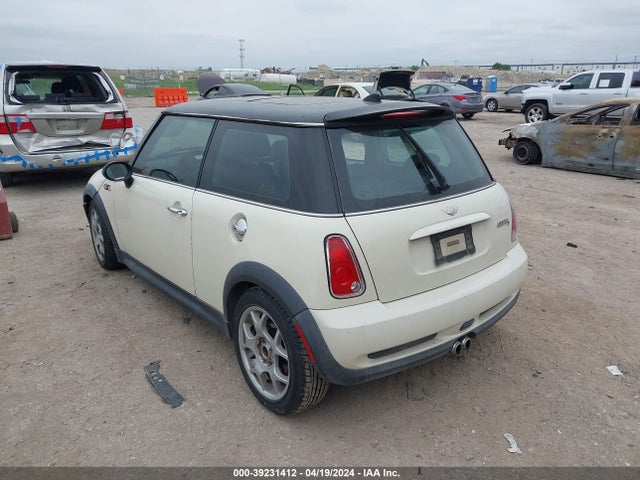 2006 MINI COOPER S WMWRE33526TJ34286 Photo 2