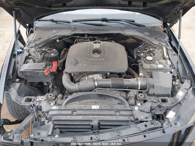 2017 JAGUAR XE SAJAR4BG0HA949261 Photo 9