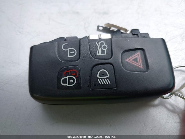 2017 JAGUAR XE SAJAR4BG0HA949261 Photo 10