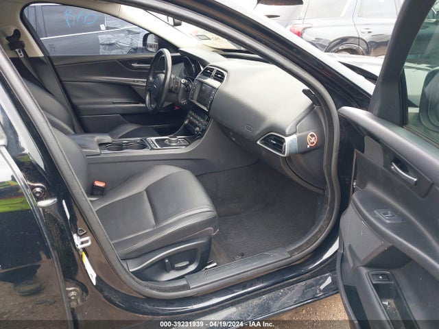 2017 JAGUAR XE SAJAR4BG0HA949261 Photo 4