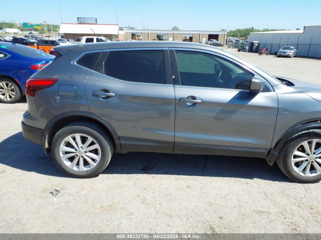 JN1BJ1CP8JW188563 Nissan Rogue Sport S