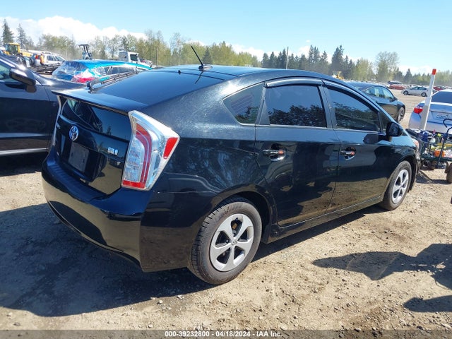 Toyota Prius Three 2014 JTDKN3DU2E1833485 Image 4