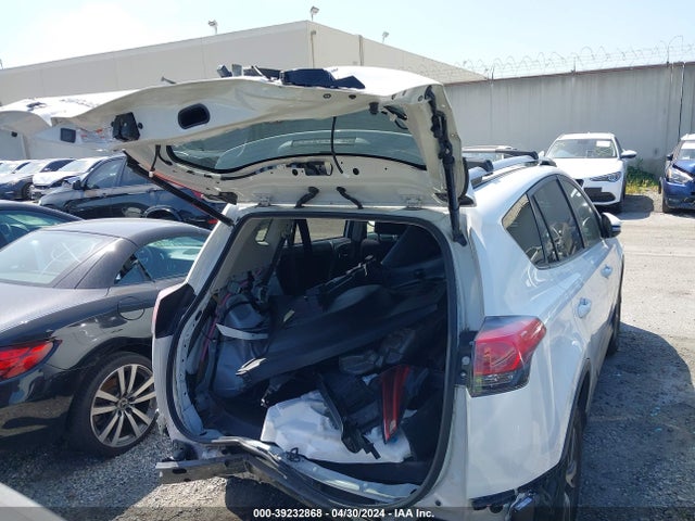 Toyota Rav4 Xle 2018 JTMWFREV4JJ165109 Image 17