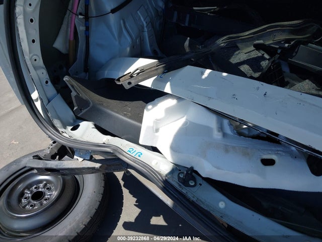 Toyota Rav4 Xle 2018 JTMWFREV4JJ165109 Image 19