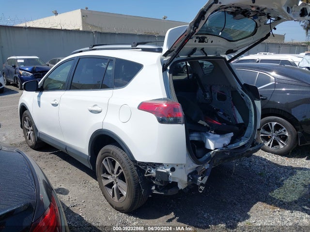Toyota Rav4 Xle 2018 JTMWFREV4JJ165109 Image 3