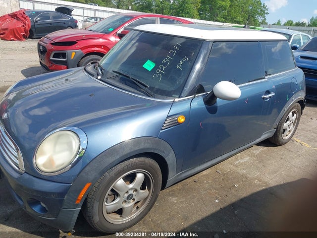 2010 MINI COOPER WMWMF3C5XATZ64756 Photo 1