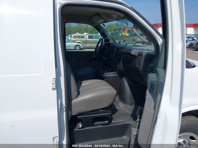 Chevrolet Express 2500 Work Van 2017 1GCWGBFF5H1125773 Image 5