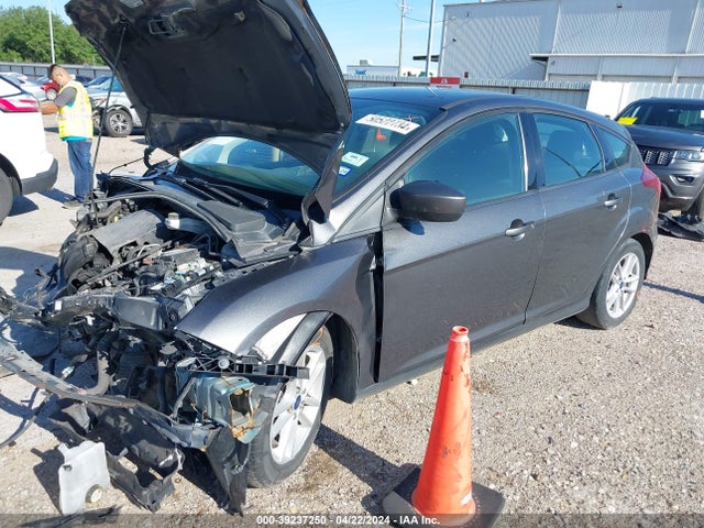 Ford FOCUS SE 2018 1FADP3K22JL218069 Image 2