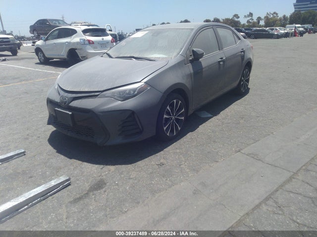 Toyota COROLLA SE 2018 5YFBURHE9JP747346 Image 2