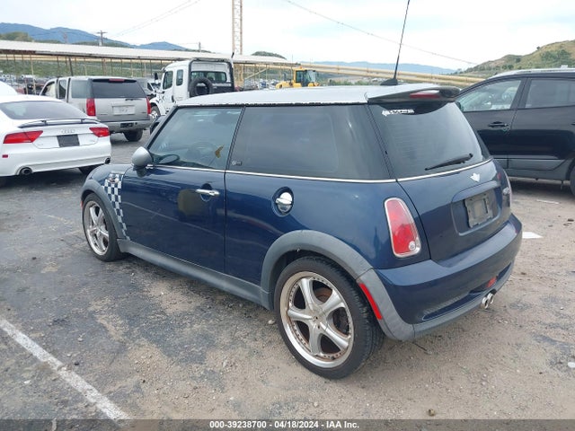 2006 MINI COOPER S WMWRE33586TJ37449 Photo 2