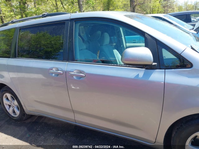Toyota SIENNA LE 2014 5TDKK3DCXES432026 Image 13