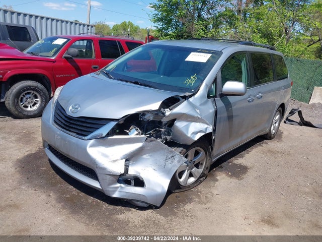 Toyota SIENNA LE 2014 5TDKK3DCXES432026 Image 2