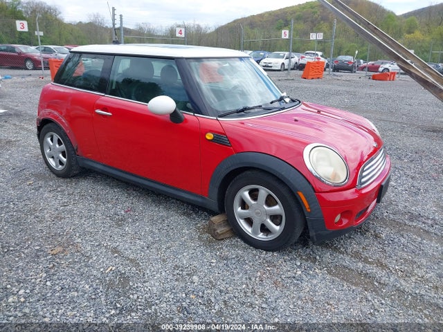 2008 MINI COOPER WMWMF33518TU65645 Photo 0